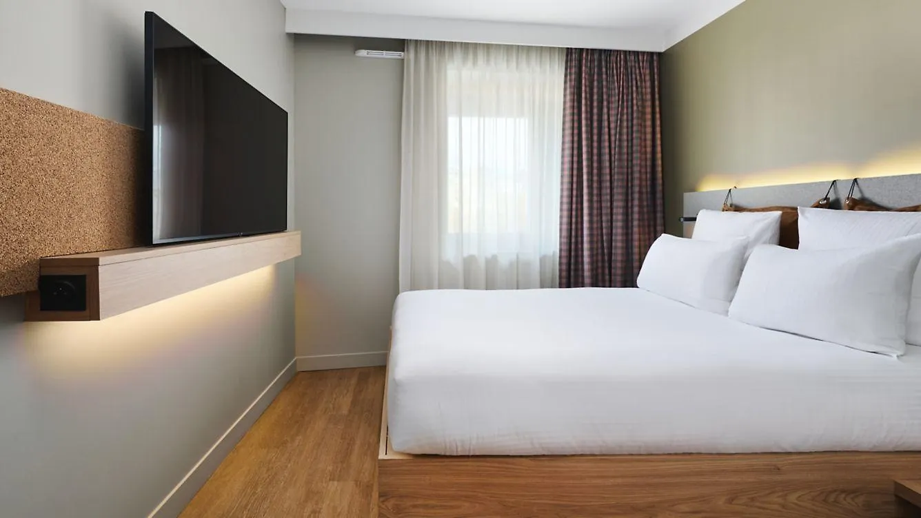 Moxy Annecy Otel