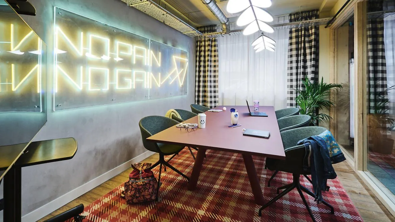 Moxy Annecy Otel